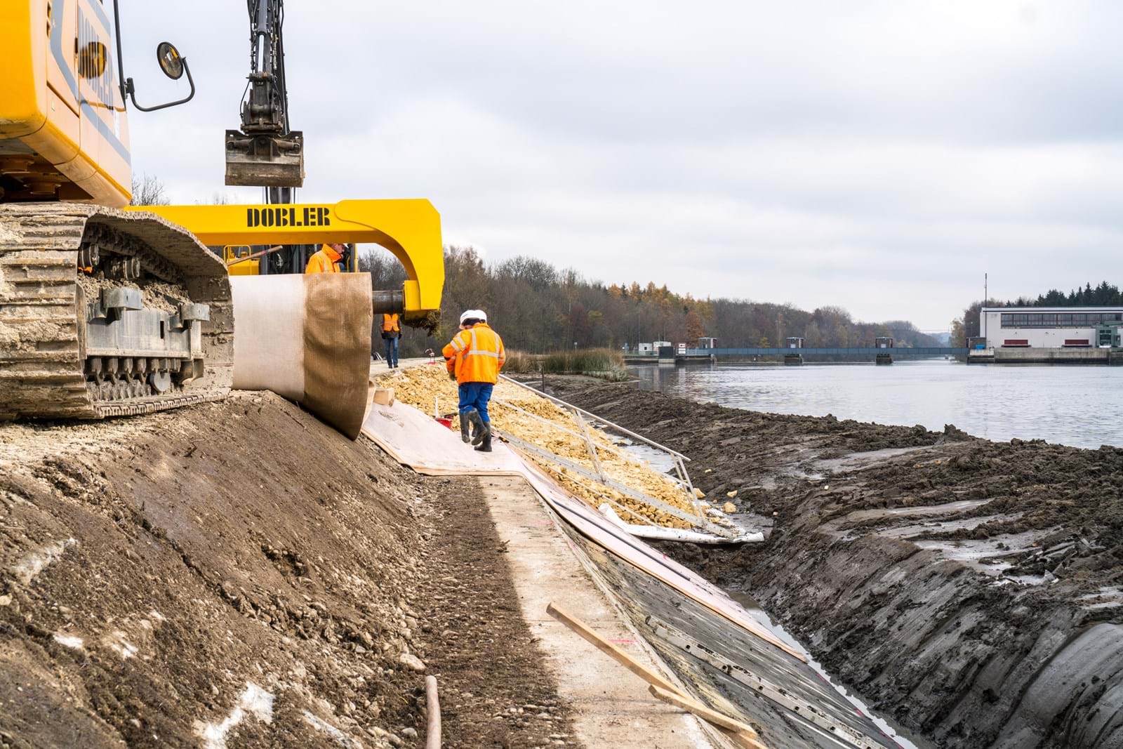 Vor kurzem haben die Bauarbeiten an der Staustufe Offingen begonnen. Der Damm wird auf der Wasserseite mit Wurzelschutzmatten ausgestattet. Anschließend werden Kies und Sedimente aufgeschüttet und die Uferbereiche neu gestaltet.