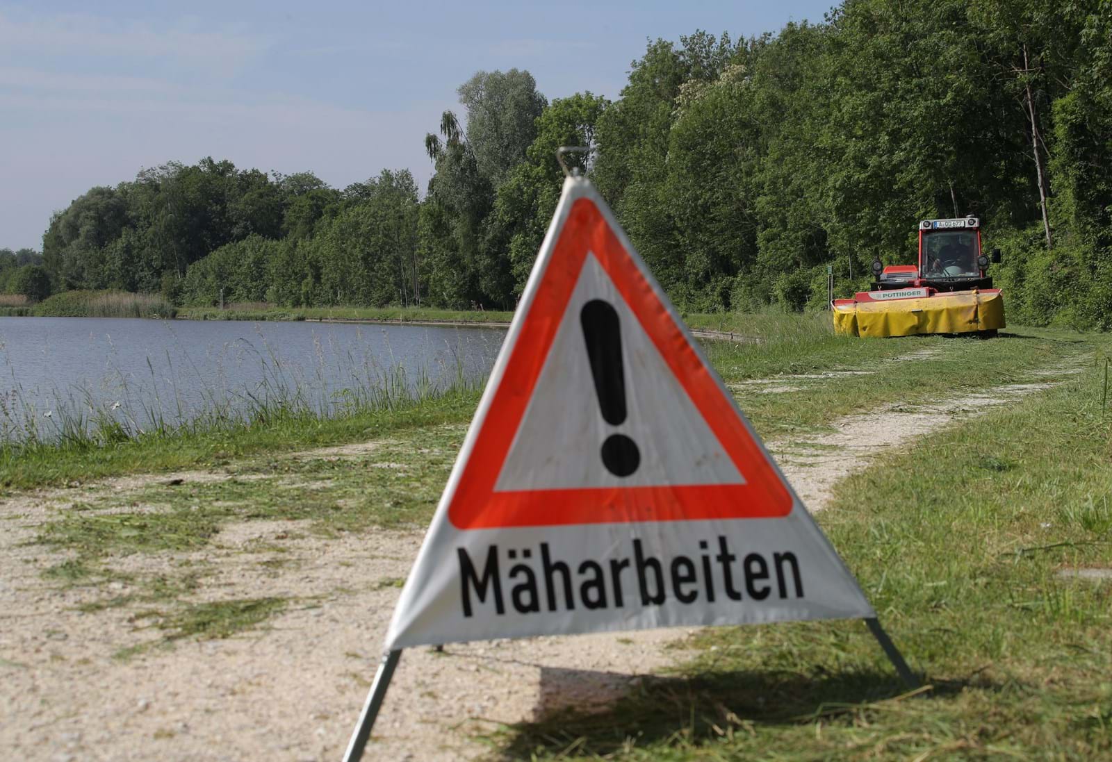 Mäharbeiten an der Donau sorgen für sichere Dämme und wertvolle Wiesen