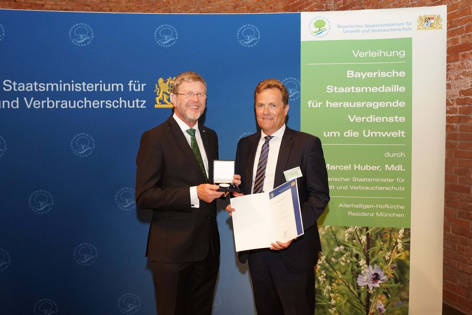 Dr. Marcel Huber, Bayerischer Staatsminister für Umwelt und Verbraucherschutz, überreicht Ralf Klocke (rechts) die Bayerische Umweltmedaille für sein herausragendes Engagement zur ökologischen Entwicklung von Flüssen.
